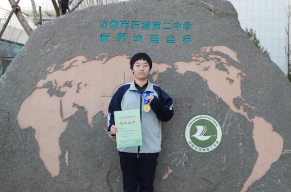 吴焱鑫：第35届中国化学奥林匹克竞赛金牌