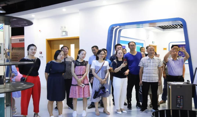 湖南省保靖县教育考察团到我校考察