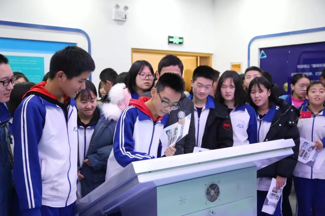 济南三十四中部分师生到历城二中参观交流