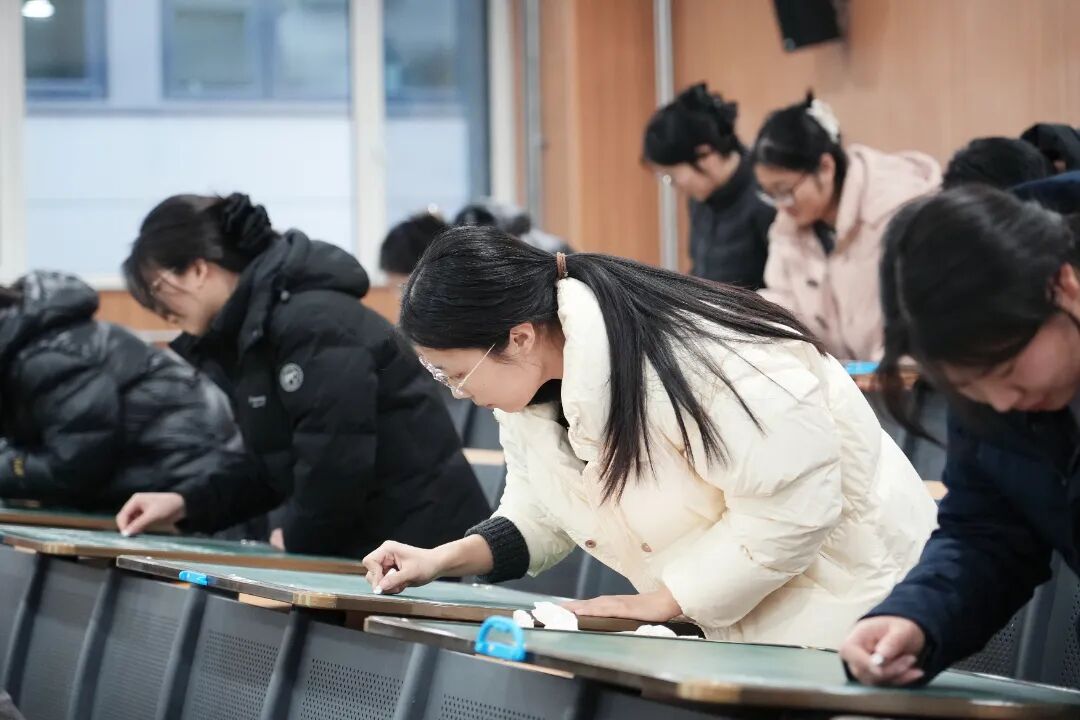 妙笔生花展风采！这场粉笔字素养展示太圈粉～